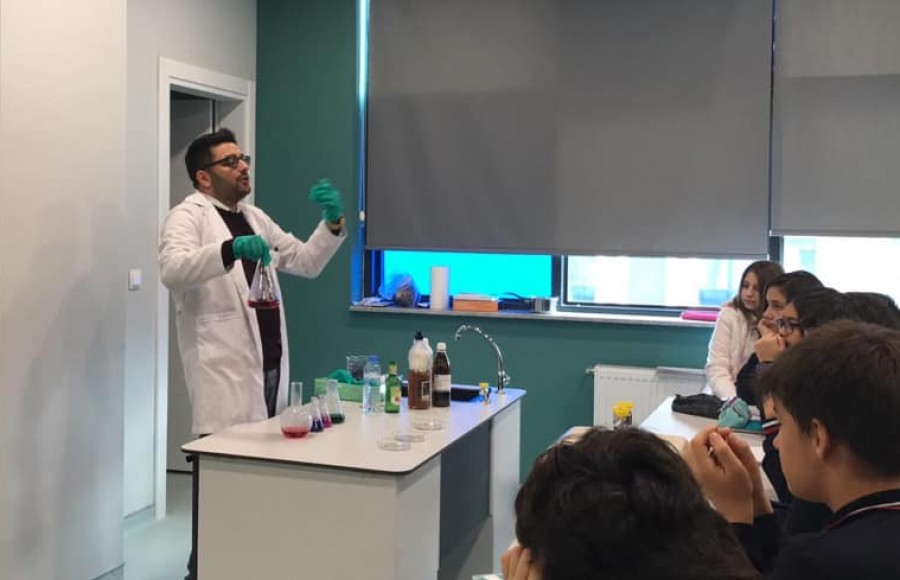 8. sınıf öğrencilerimizle öğrenmeyi pekiştirmek amacıyla asit ve bazların indikatörlerdeki etkilerini görebilmek için laboratuvarda deneyimizi gerçekleştirdik...